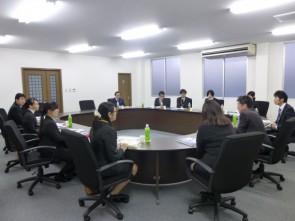 ディスカッション中の会議室内
